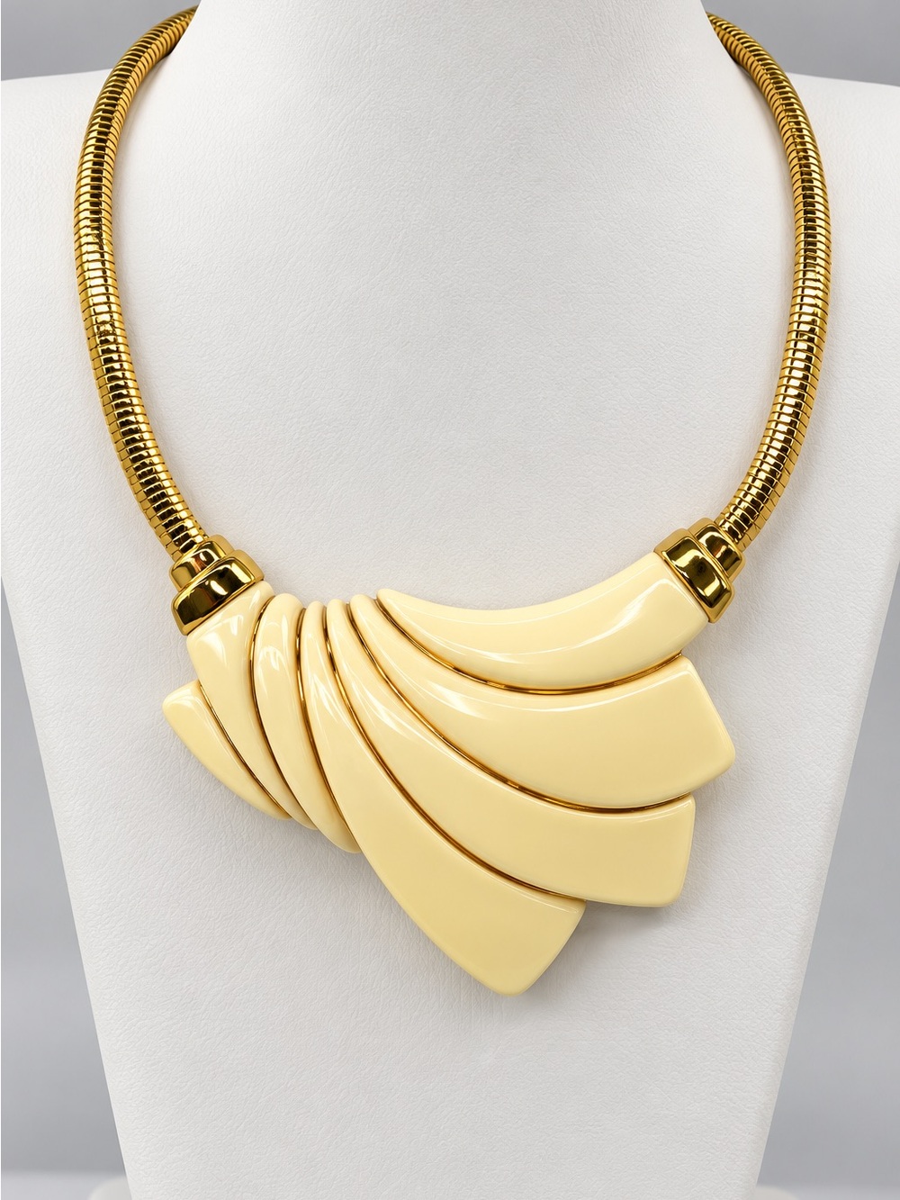 544. Vintage Trifari 1970s Cream Lucite Fan Statement Necklace Gold Tone 16”
